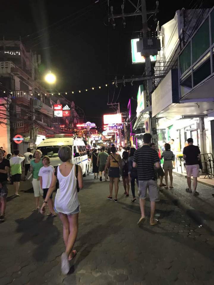 说到泰国，很多人应该会想到人妖、榴莲或者是夜生活，而芭提雅红灯区作爲亚洲最大的红灯区之一，在夜生活上当然更加放纵和堕落了。